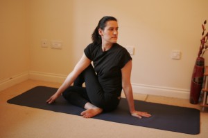 Exercício de Yoga – Yoga Pose (Asana) Meia Pose do Peixe – Ardha Matsyasana